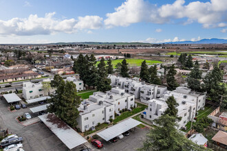 Sharon Creek Condominiums in Fairfield, CA - Building Photo - Building Photo