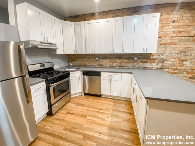 2452 N Southport Ave, Unit 2450 in Chicago, IL - Foto de edificio - Building Photo