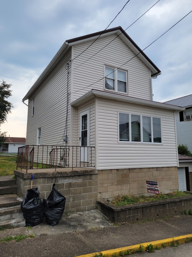56 Rebecca St in Roscoe, PA - Foto de edificio - Building Photo