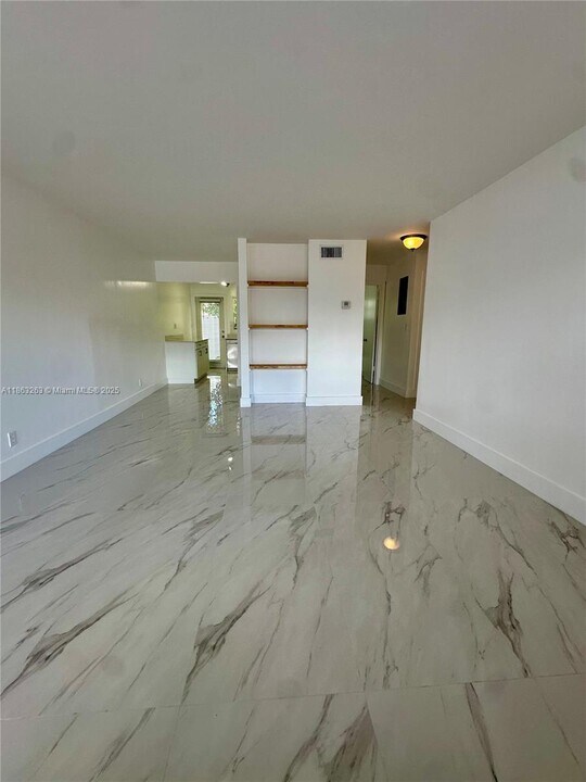 1831 SW 24th St in Fort Lauderdale, FL - Building Photo