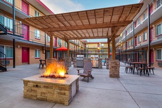 Newport Square Apartments - Historical Access in Colorado Springs, CO - Foto de edificio - Building Photo