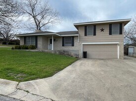 12 Caprice Ln in Lampasas, TX - Building Photo