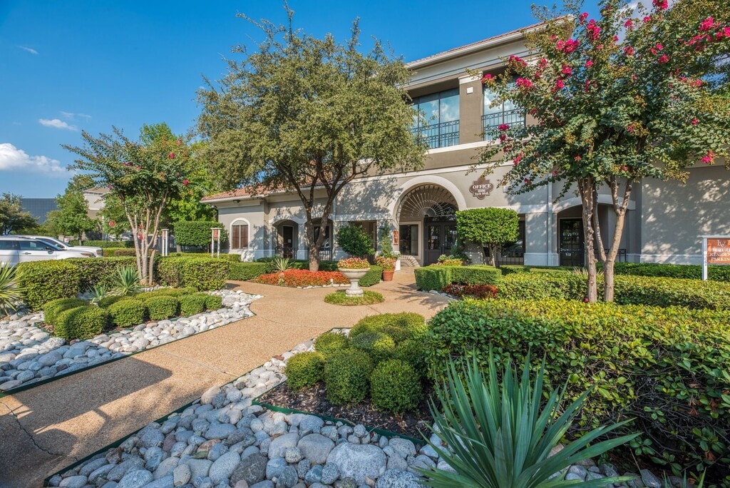 La Valencia Apartments in Dallas, TX