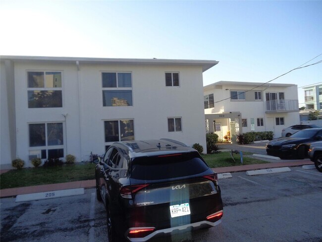 1001 S Riverside Dr, Unit 105 in Pompano Beach, FL - Building Photo - Building Photo