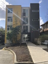 Bayview West Apartments in Seattle, WA - Foto de edificio - Building Photo