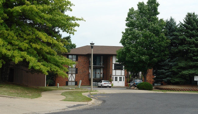 Granada Court in Peoria, IL - Foto de edificio - Building Photo