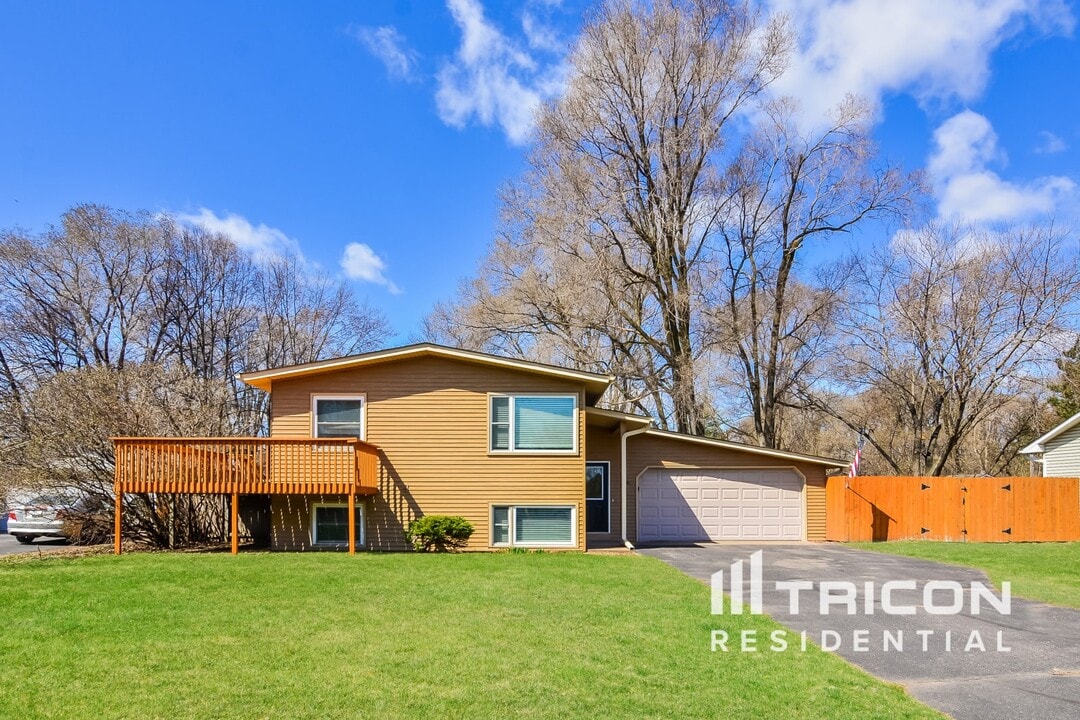 847 Vernon Ave NW in Elk River, MN - Building Photo