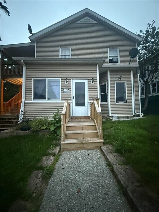 15 Oakes Ave in Southbridge, MA - Foto de edificio
