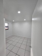 2727 NW 17th Ter in Miami, FL - Foto de edificio - Building Photo