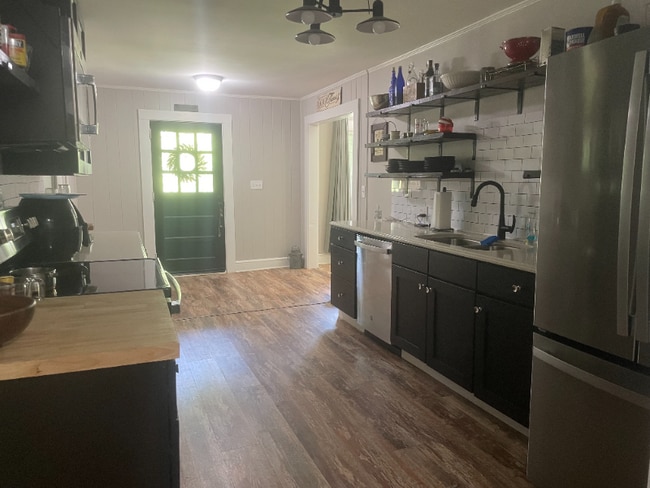 property at 1472 Hollywood Hwy