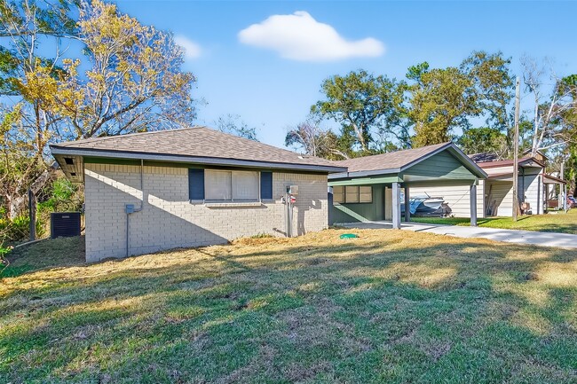 7814 Pin Oak Dr in Alvin, TX - Building Photo - Building Photo