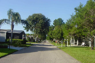 Whispering Pines Manufactured Home Community in Kissimmee, FL - Foto de edificio - Building Photo