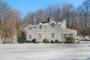 111 Lyons Plain Rd in Weston, CT - Building Photo