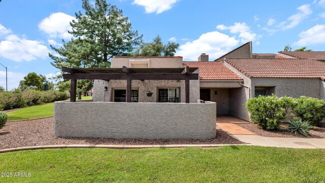 property at 7417 N Vía Camello Del Norte