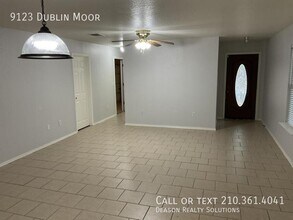 9123 Dublin Moor in San Antonio, TX - Building Photo - Building Photo