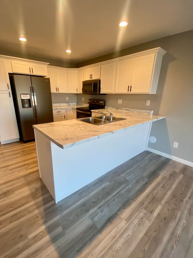831 Grindstone Cir in Waterloo, IA - Building Photo - Building Photo