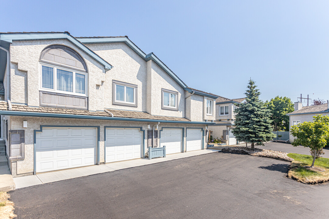 The Summit On Terwillegar Hill in Edmonton, AB - Building Photo