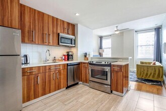 925 Common St in New Orleans, LA - Building Photo - Building Photo