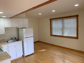 37 Court St, Unit Apt. C in Exeter, NH - Foto de edificio - Building Photo