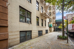 Robin Court in New York, NY - Building Photo