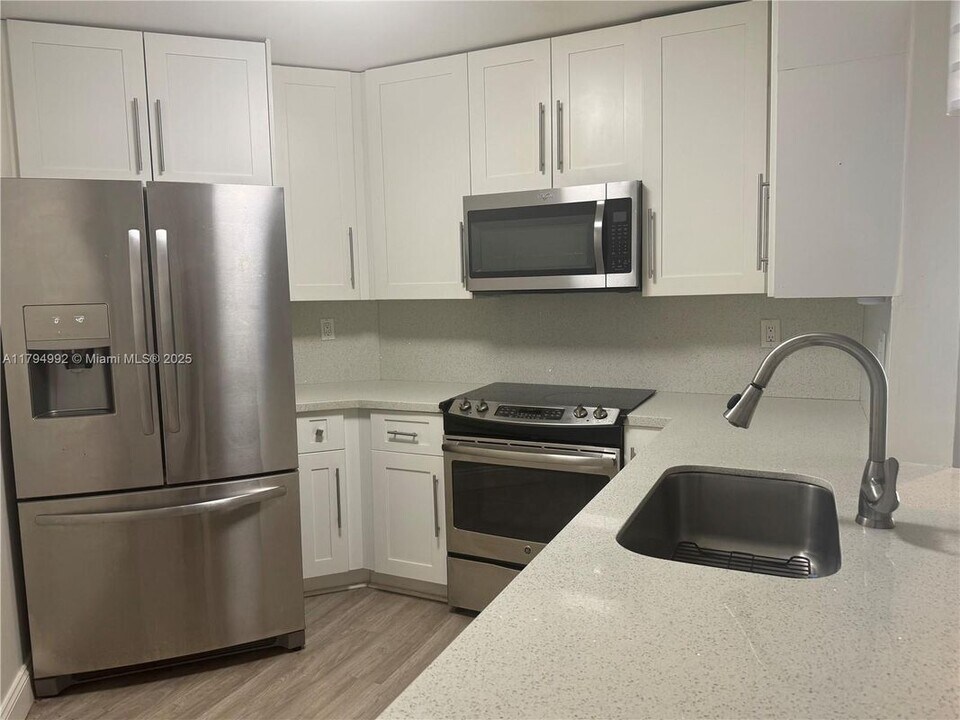 9419 Fontainebleau Blvd in Miami, FL - Building Photo