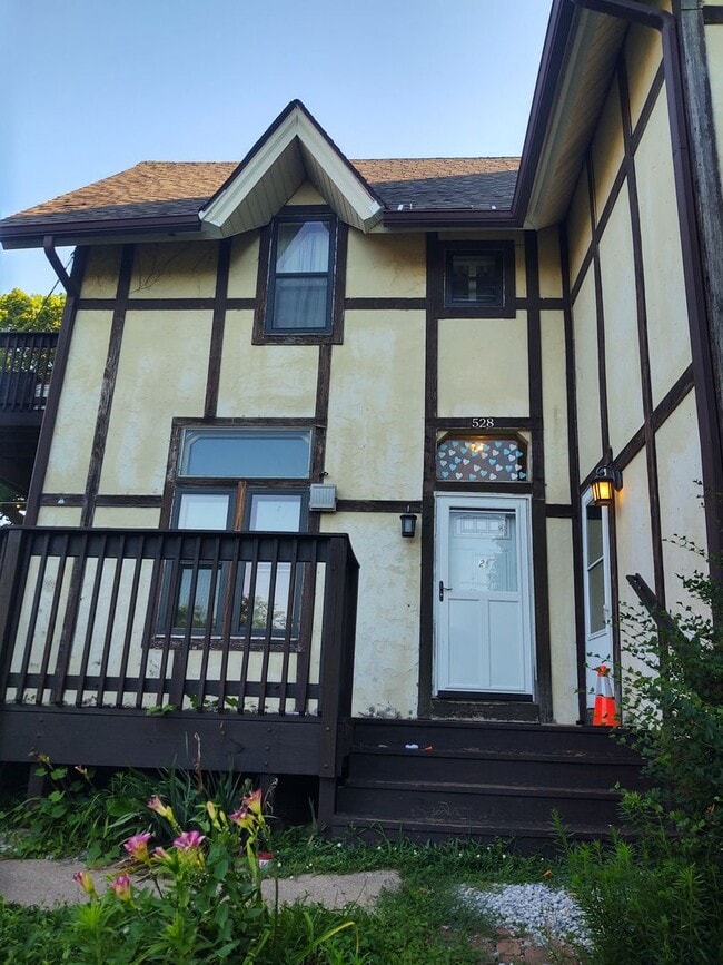 property at 528 W 6th St