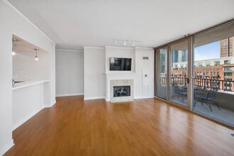 200 N Jefferson St, Unit 806 in Chicago, IL - Foto de edificio - Building Photo