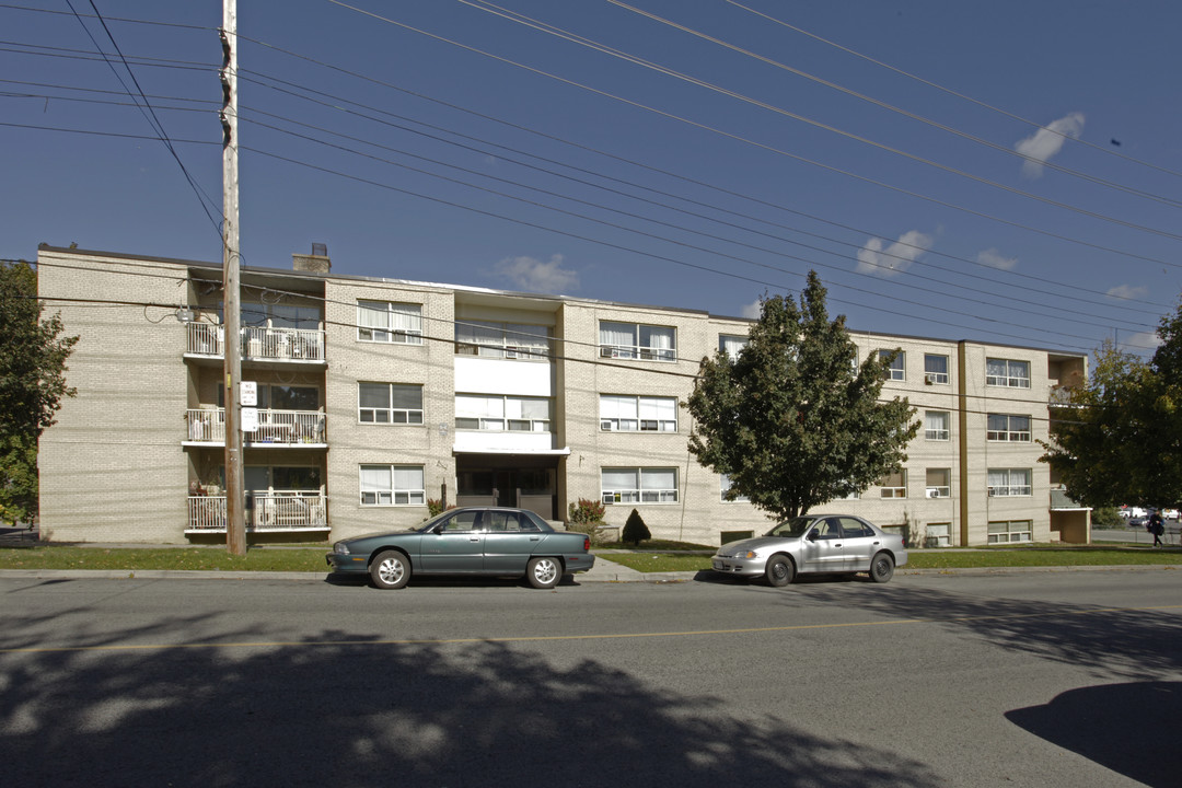 Berry Manor in Toronto, ON - Building Photo