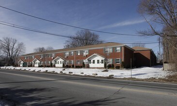 Renovated Apartment Available in Spotswood, NJ - Foto de edificio - Building Photo