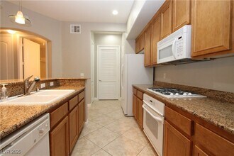 26 E Serene Ave, Unit 108 in Las Vegas, NV - Foto de edificio - Building Photo