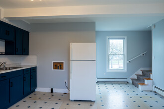 81 May St, Unit 102 in Biddeford, ME - Building Photo - Building Photo