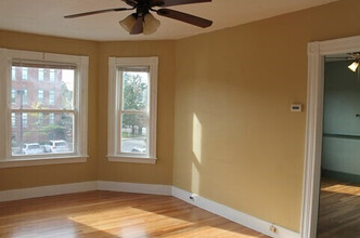 6 Hammer St, Unit 6 in Waltham, MA - Foto de edificio - Building Photo