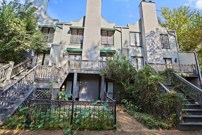 property at 1330 Roxbury Ct