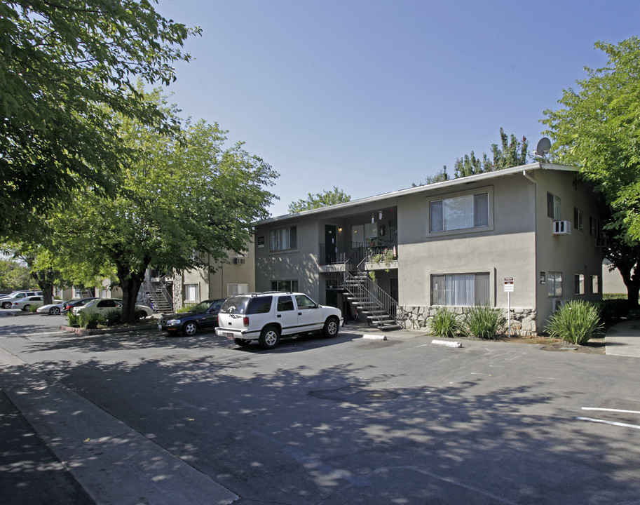 Gold Crossing Apartments in Rancho Cordova, CA - Building Photo