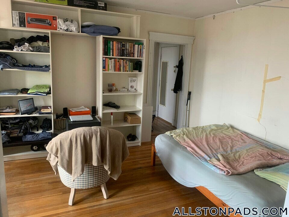 28 Quint Ave in Boston, MA - Building Photo