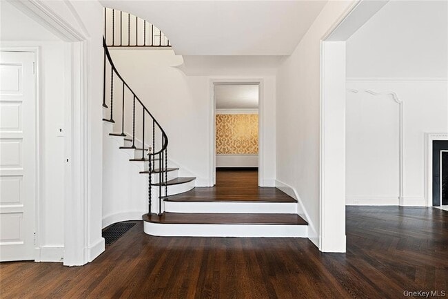 6 Fox Meadow Rd in Scarsdale, NY - Building Photo - Building Photo