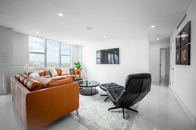 5600 Collins Ave, Unit 14K in Miami Beach, FL - Building Photo - Building Photo