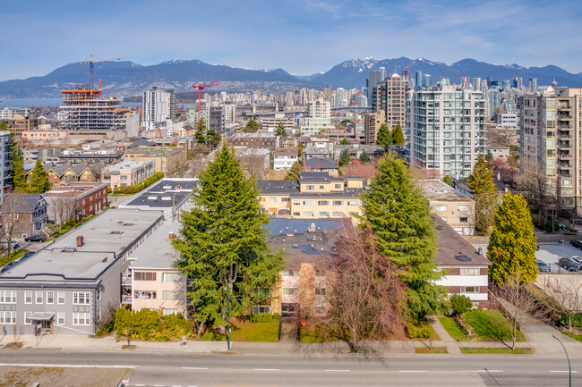 Shamrock Manor in Vancouver, BC - Building Photo - Building Photo