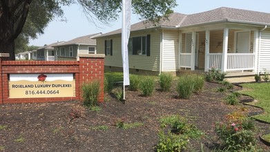 Roseland Court Luxury Duplexes in Kansas City, MO - Foto de edificio - Building Photo