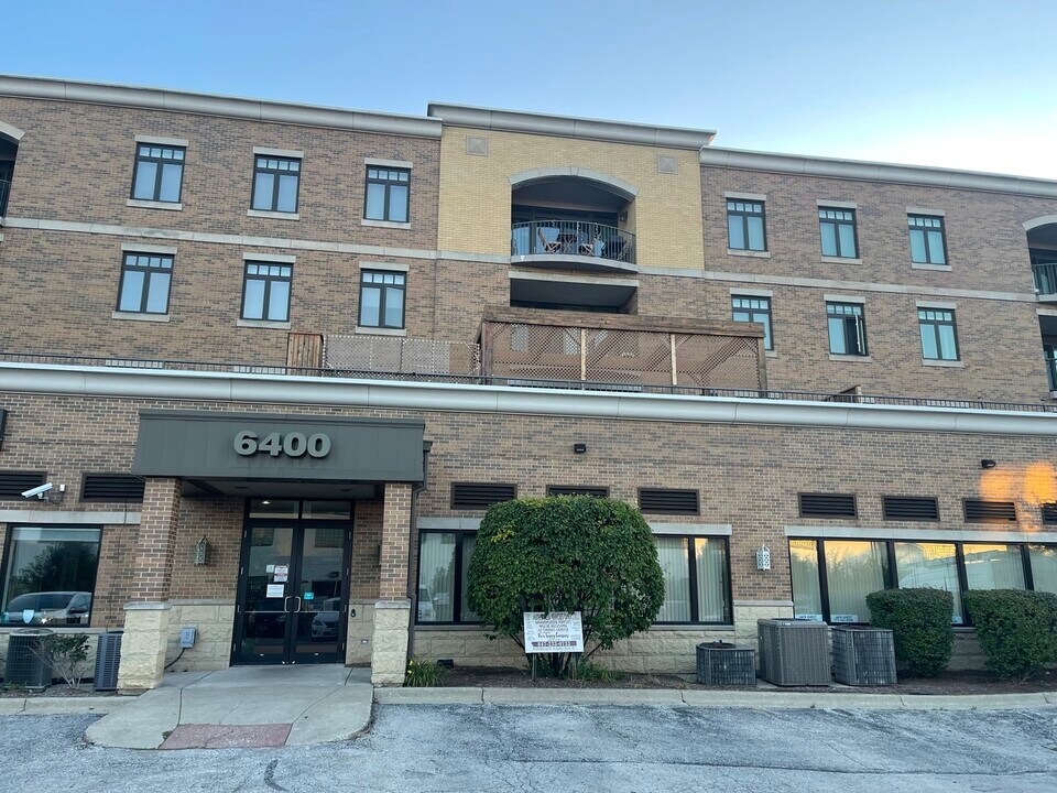 6400 N Northwest Hwy in Chicago, IL - Building Photo