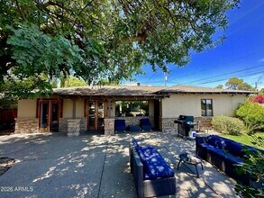 946 E Denton Ln in Phoenix, AZ - Building Photo - Building Photo