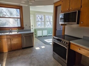 511 W 1st St in Pella, IA - Building Photo - Building Photo