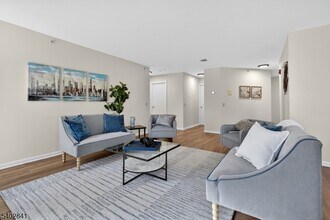 11 Evergreen Dr in Clifton, NJ - Foto de edificio - Building Photo