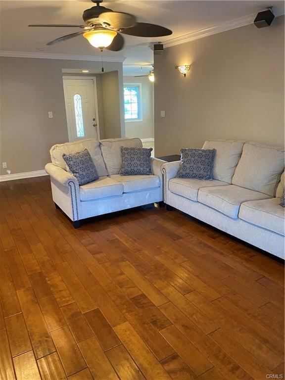 806 Bloomwood Rd in Los Angeles, CA - Foto de edificio - Building Photo