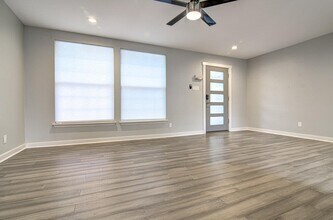 1311 Westmoor Dr in Austin, TX - Building Photo - Building Photo