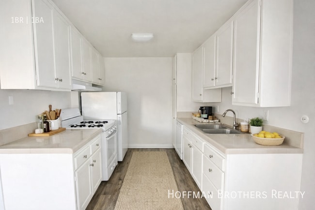 10537 Rose Ave, Unit 23 in Los Angeles, CA - Building Photo - Building Photo