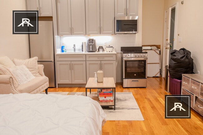 901 Beacon St, Unit 2 in Boston, MA - Building Photo - Building Photo