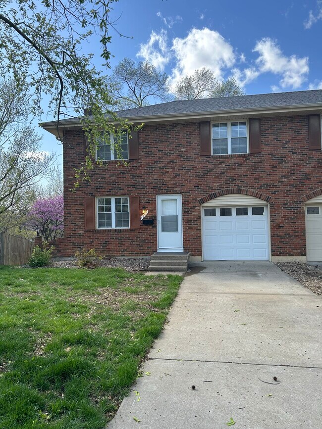 7143 NW Country Club Ln Rentals in Kansas City, MO