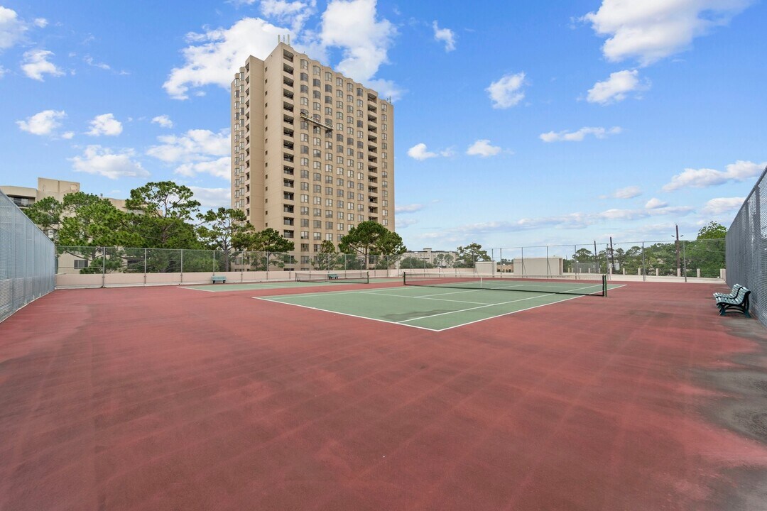 651 Bering Dr in Houston, TX - Building Photo