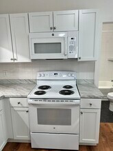 94 Graham St, Unit 102 in Biddeford, ME - Foto de edificio - Building Photo